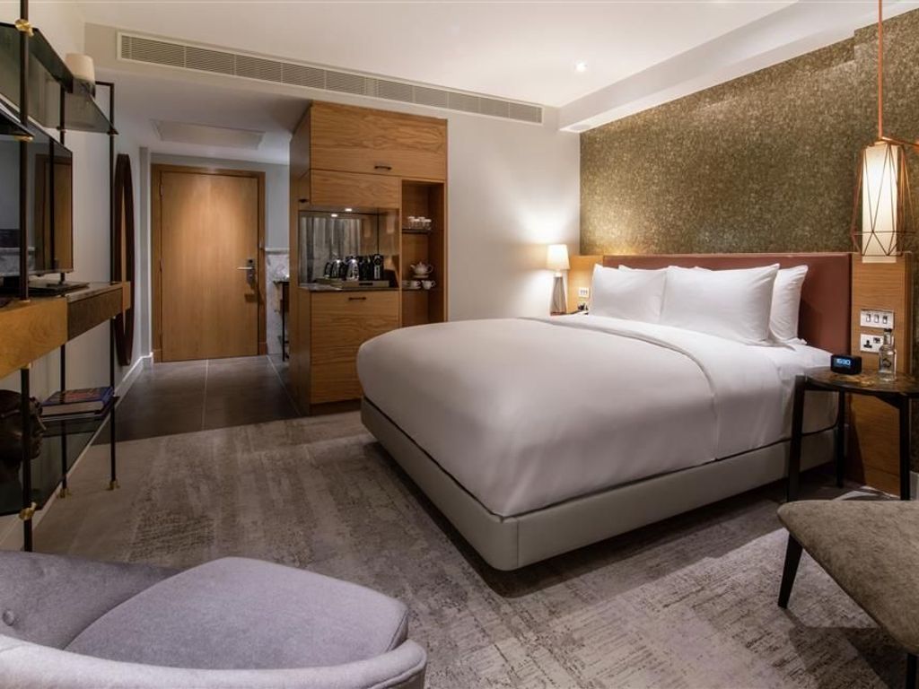 Lincoln Plaza London Curio Collection by Hilton