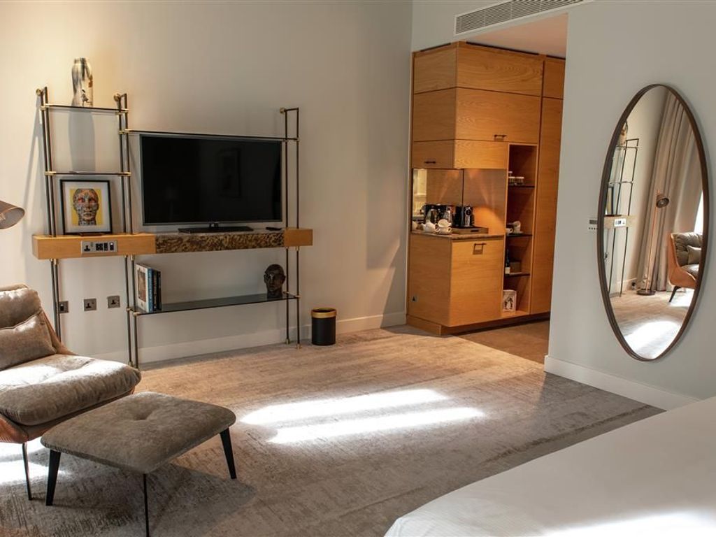 Lincoln Plaza London Curio Collection by Hilton