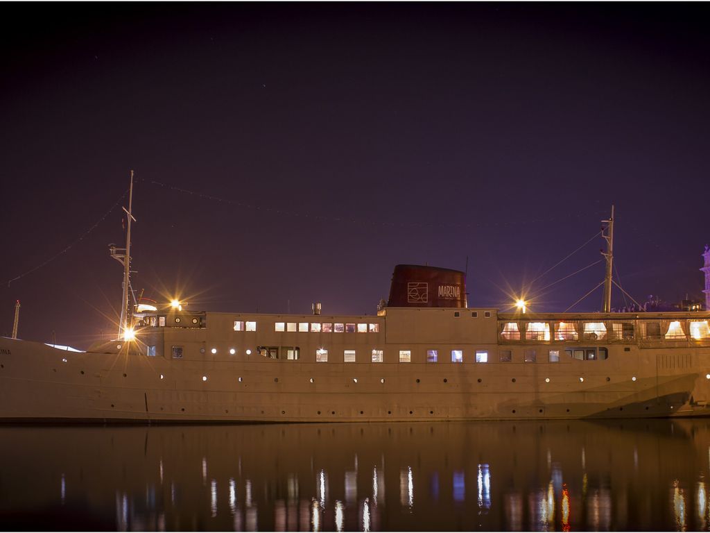 BOTEL MARINA
