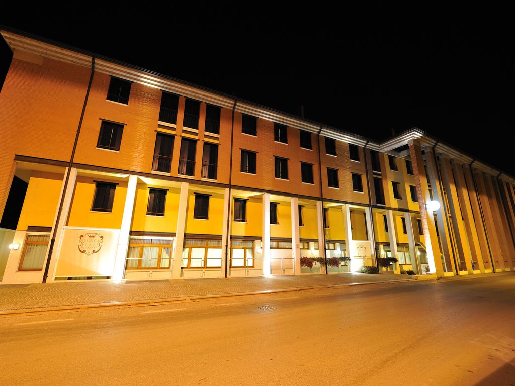 Roxy Plaza