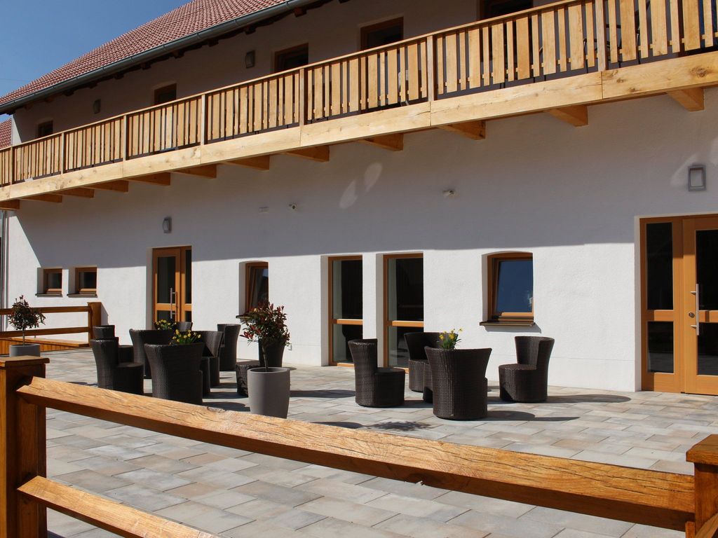 SPIEGLHOF apart