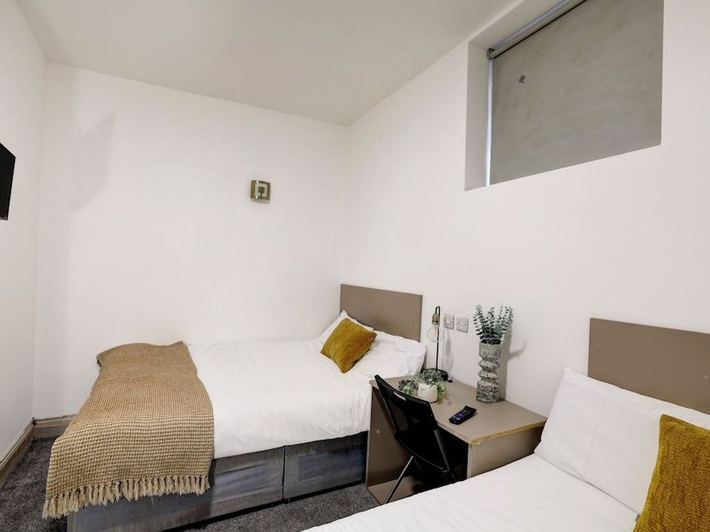 4 min from Elizabeth line Belvilla Ilford Station Hotel