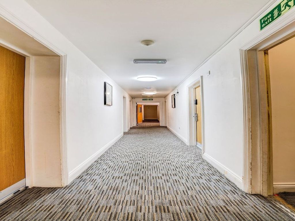4 min from Elizabeth line Belvilla Ilford Station Hotel