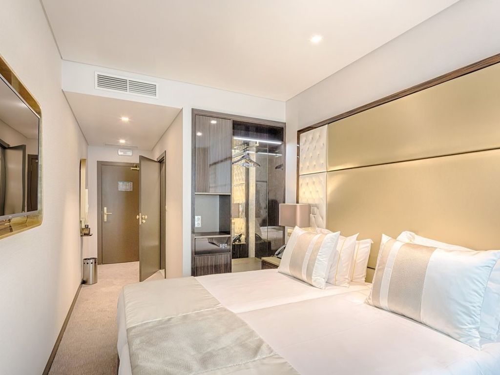 MERAPRIME GOLD DESIGN HOTEL