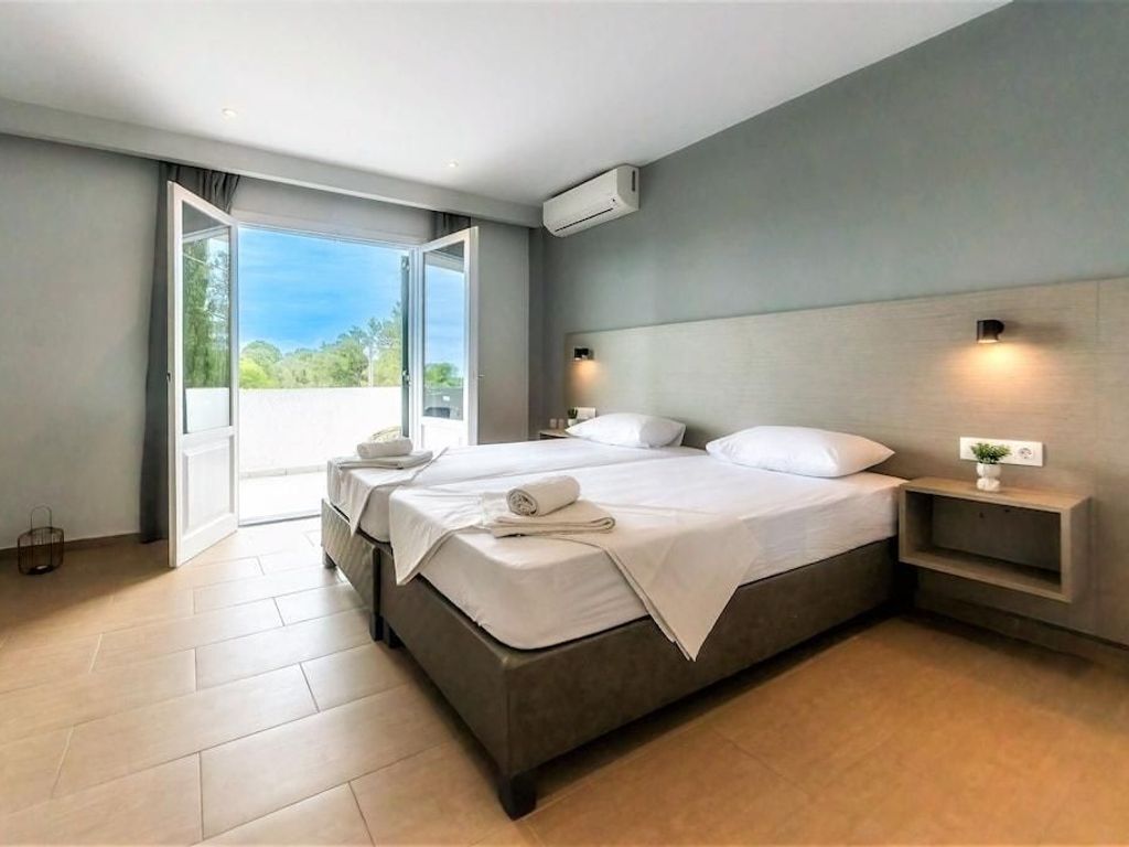 Nikos Villas