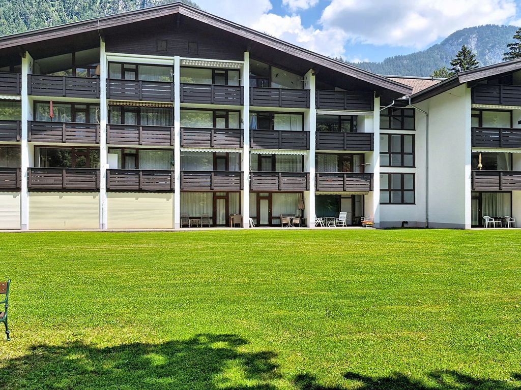 im Schlosspark mit Hallenbad