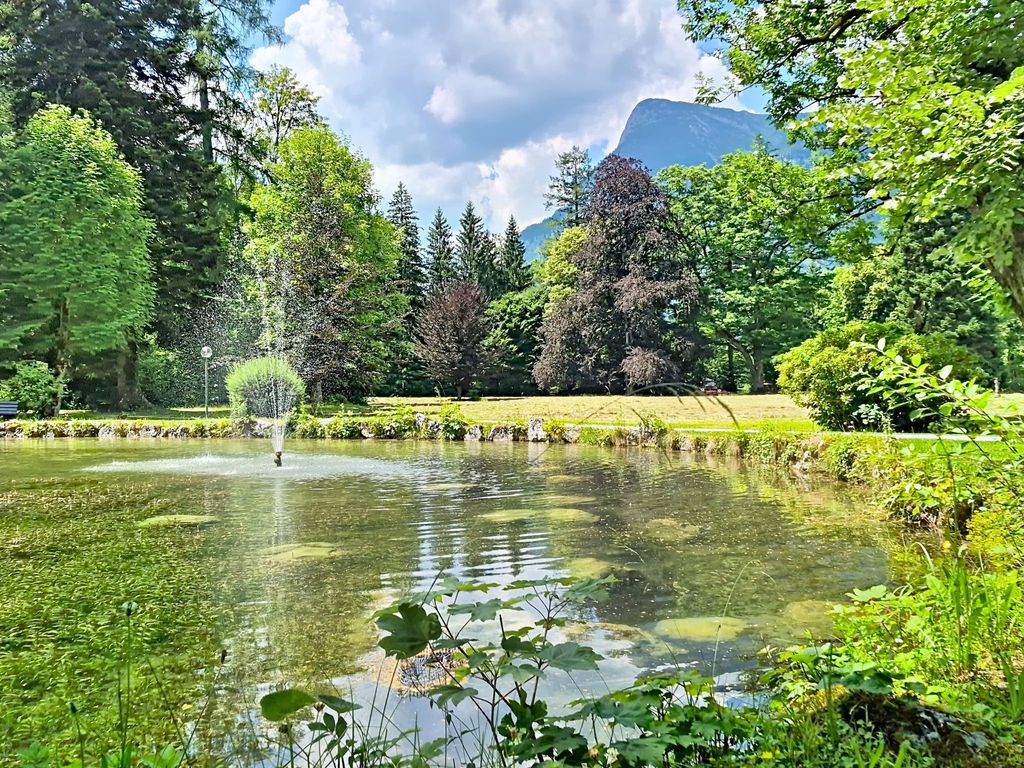 im Schlosspark mit Hallenbad