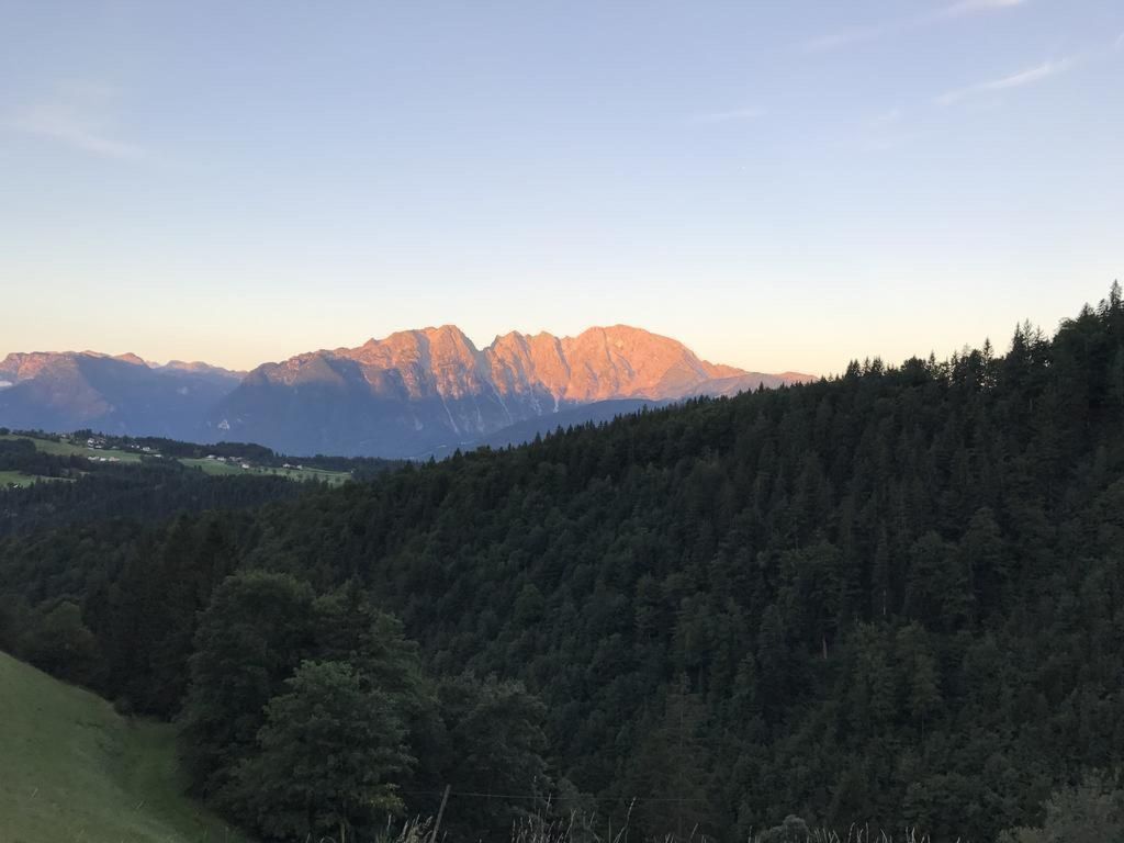 mit Blick auf die Berge