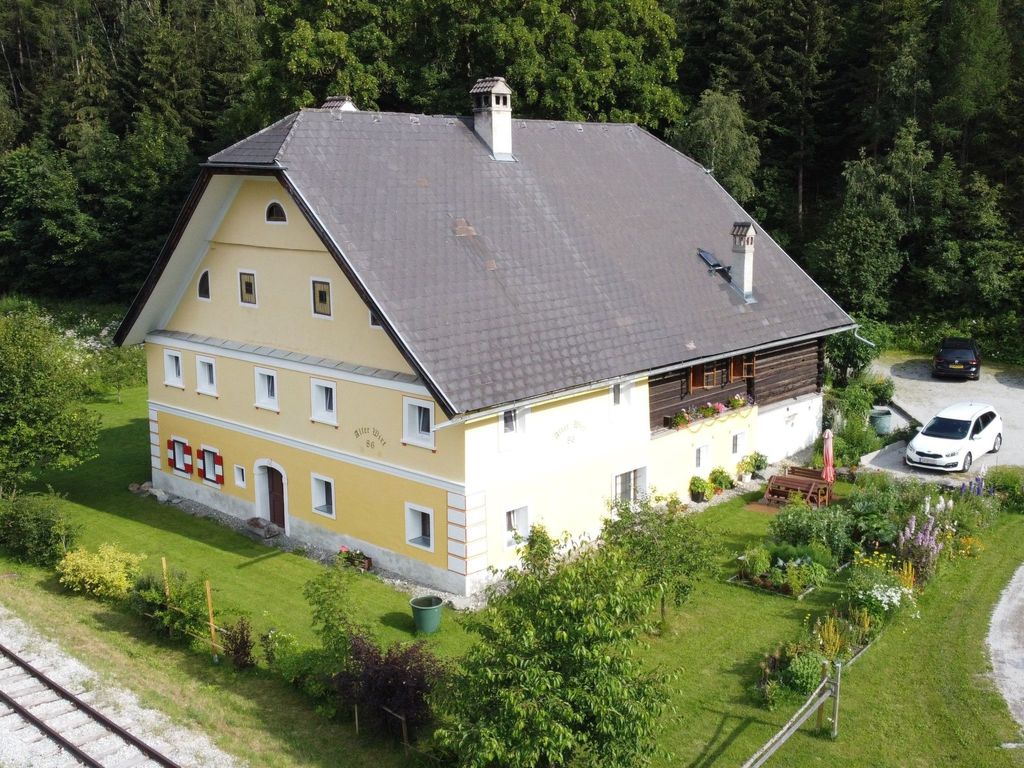 Große Wohnung im ersten Stock, mit großem Garten