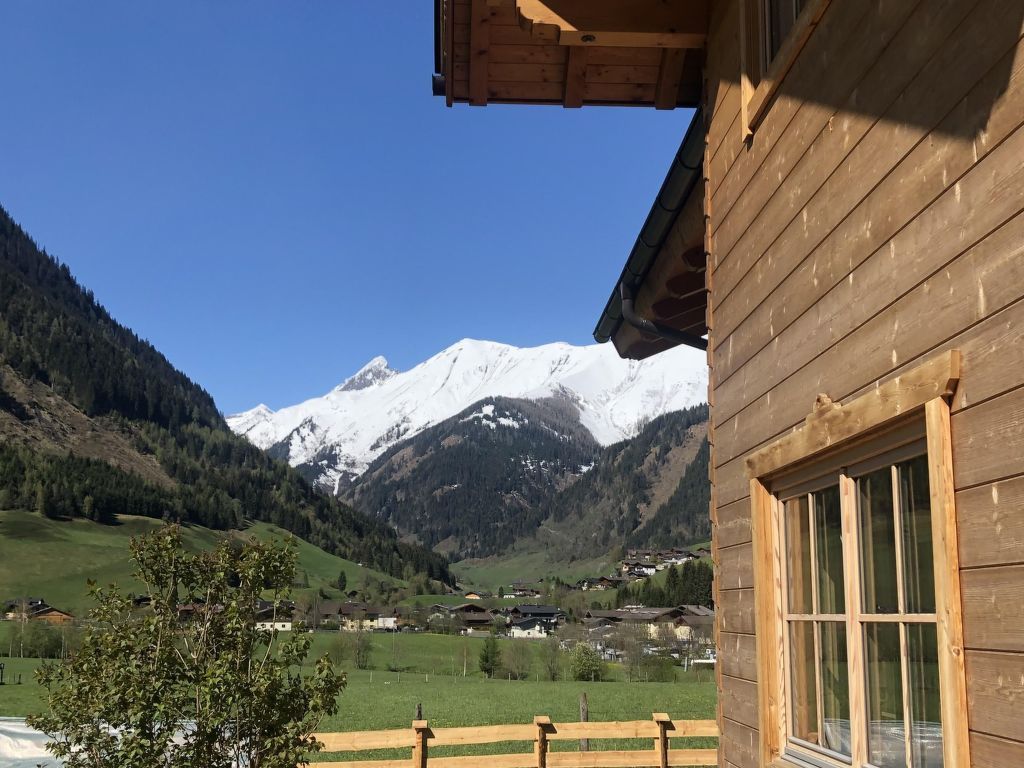 Villa mit Garten, Terrasse und Grill