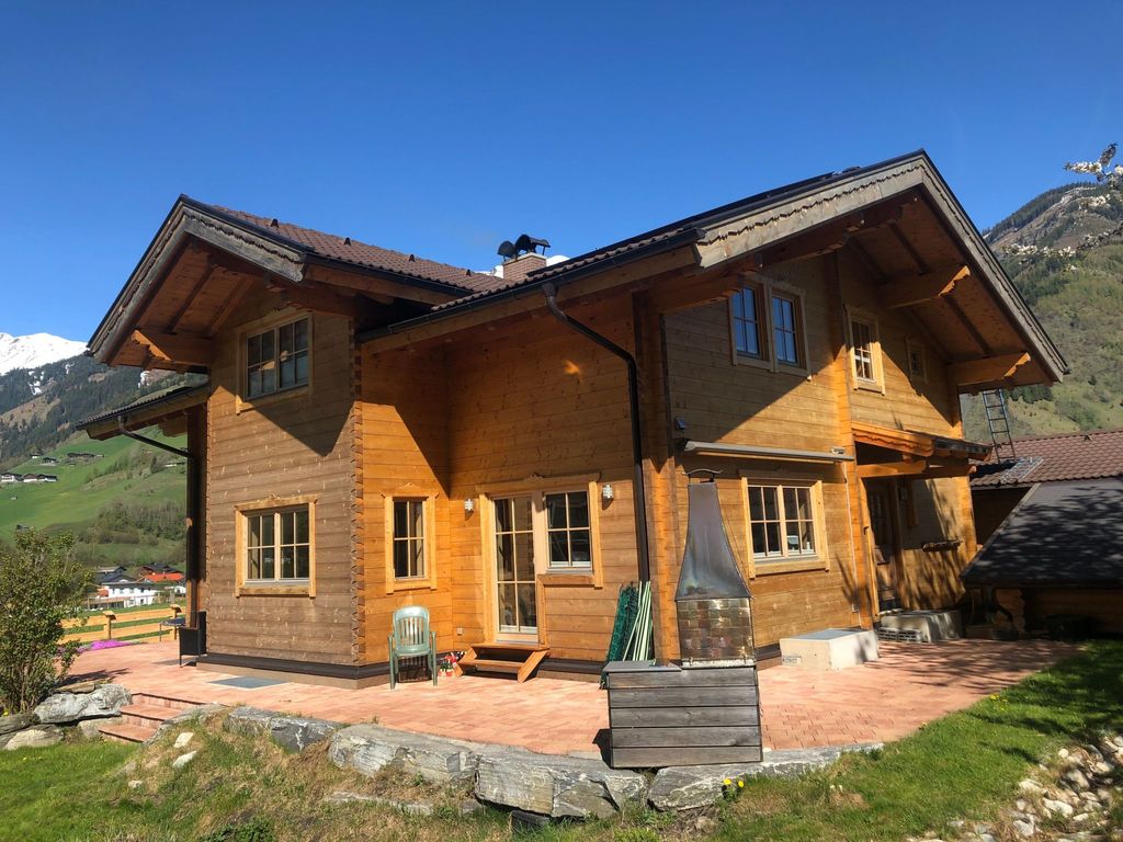 Villa mit Garten, Terrasse und Grill