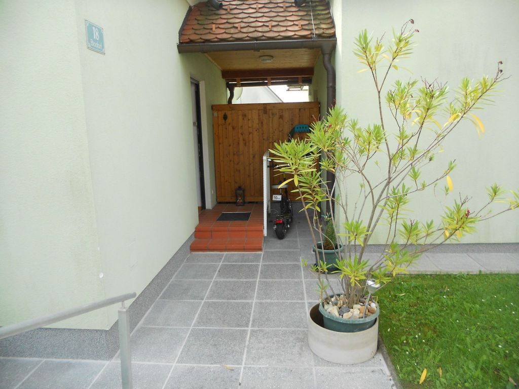 mit Gemeinschaftspool und Terrasse