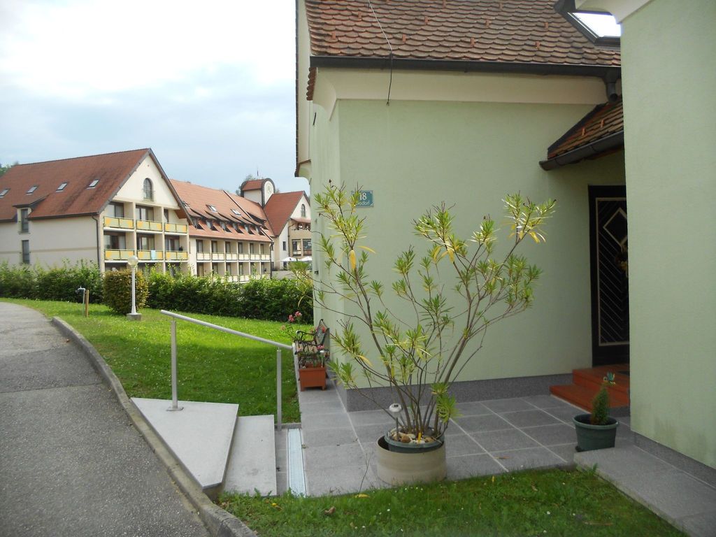 mit Gemeinschaftspool und Terrasse