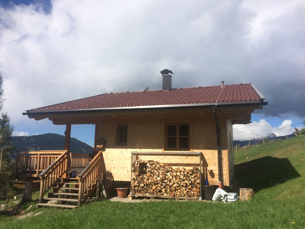 Berghütte mit Blick auf die Berge