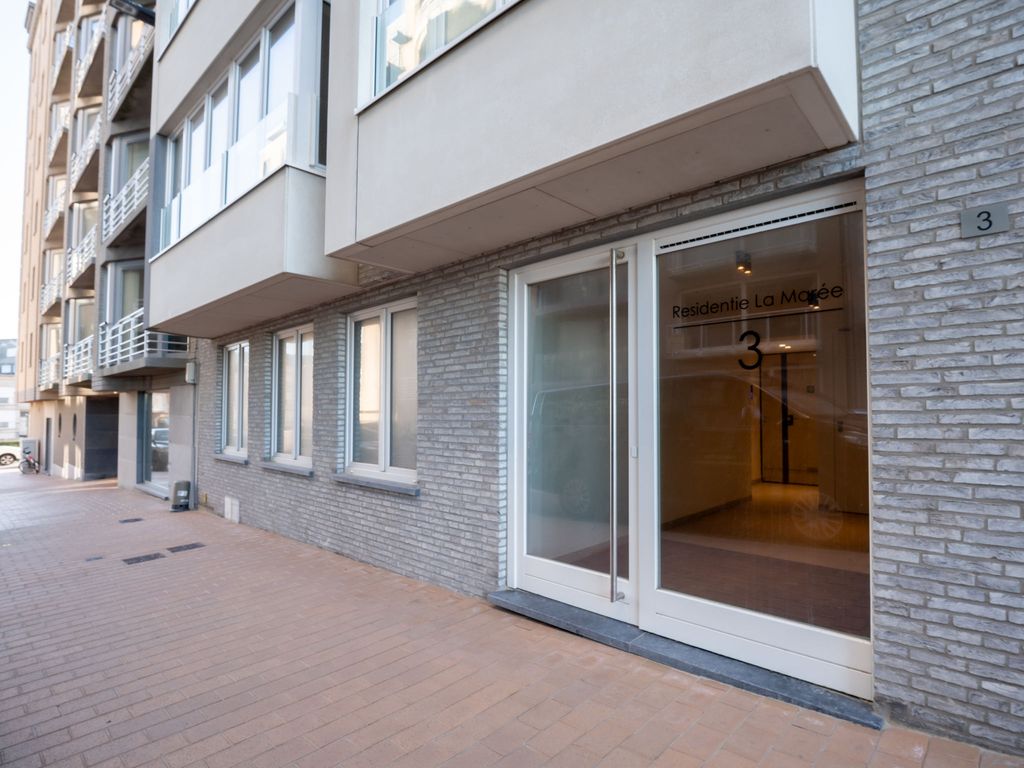 La Marée with parking & lateral seaview