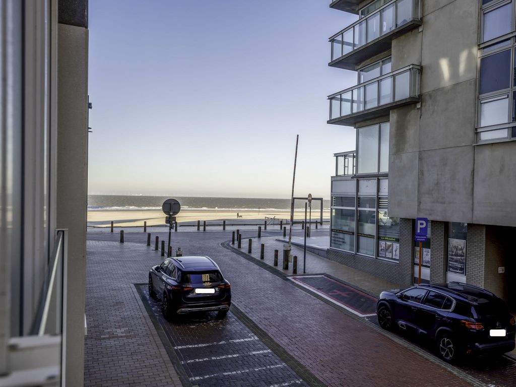 La Marée with parking & lateral seaview