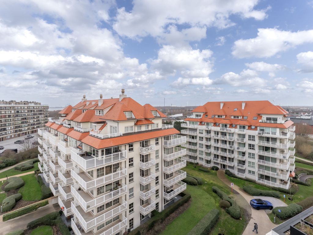 Parkville with parking & terrace