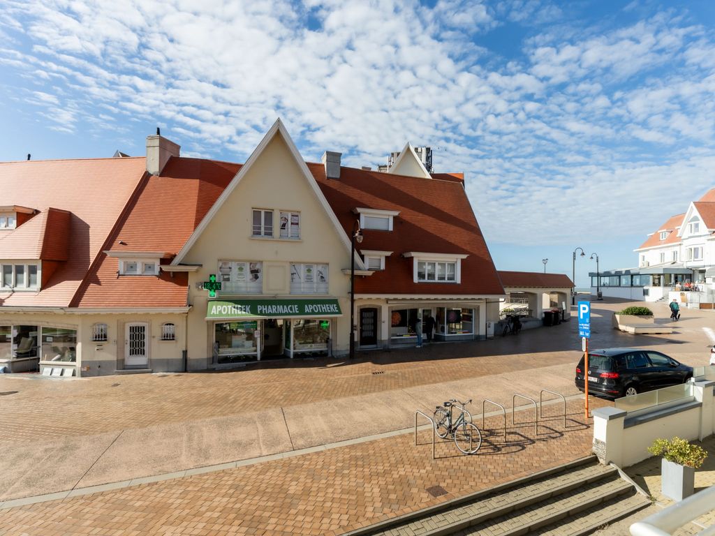 Marie Antoinette close by the sea
