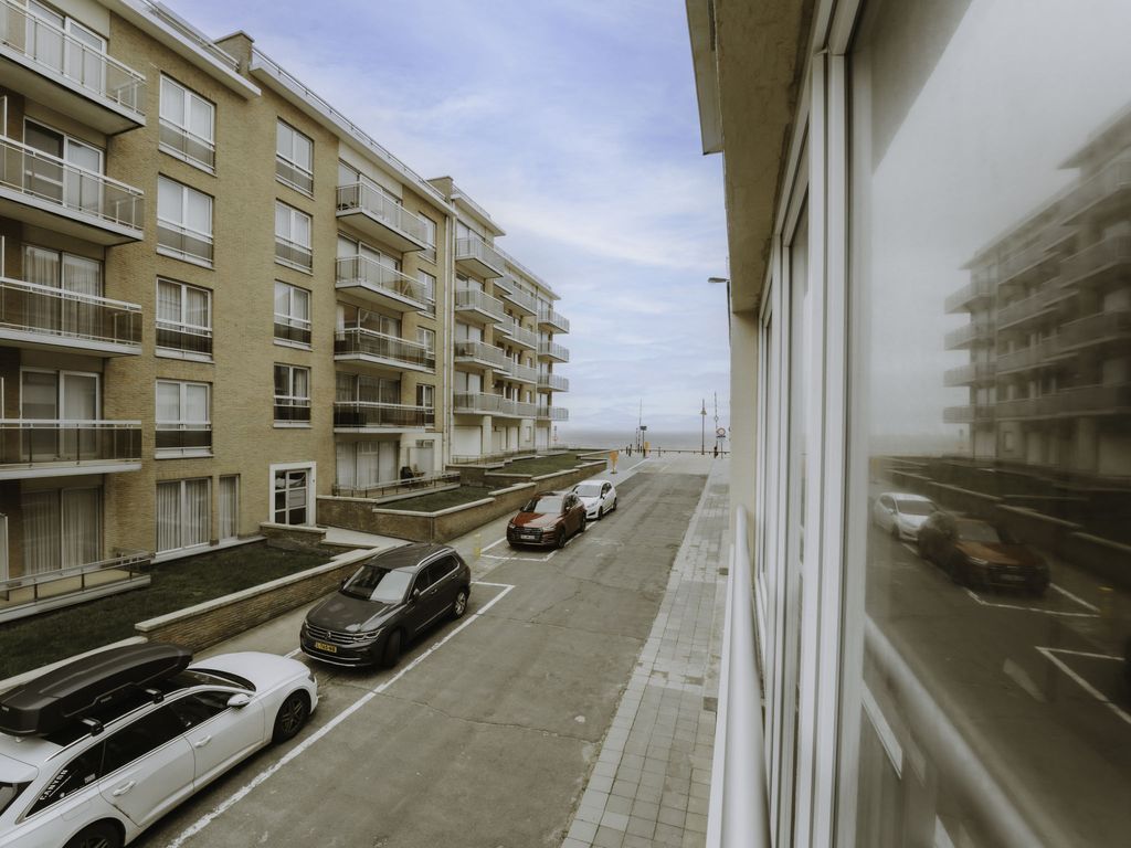 Goethe close to the beach
