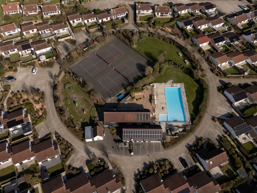 Beluga with parking and shared pool