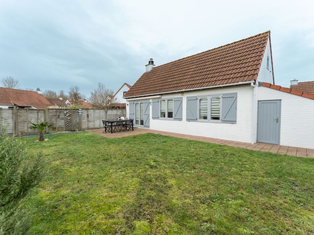 Strandhuis with parking