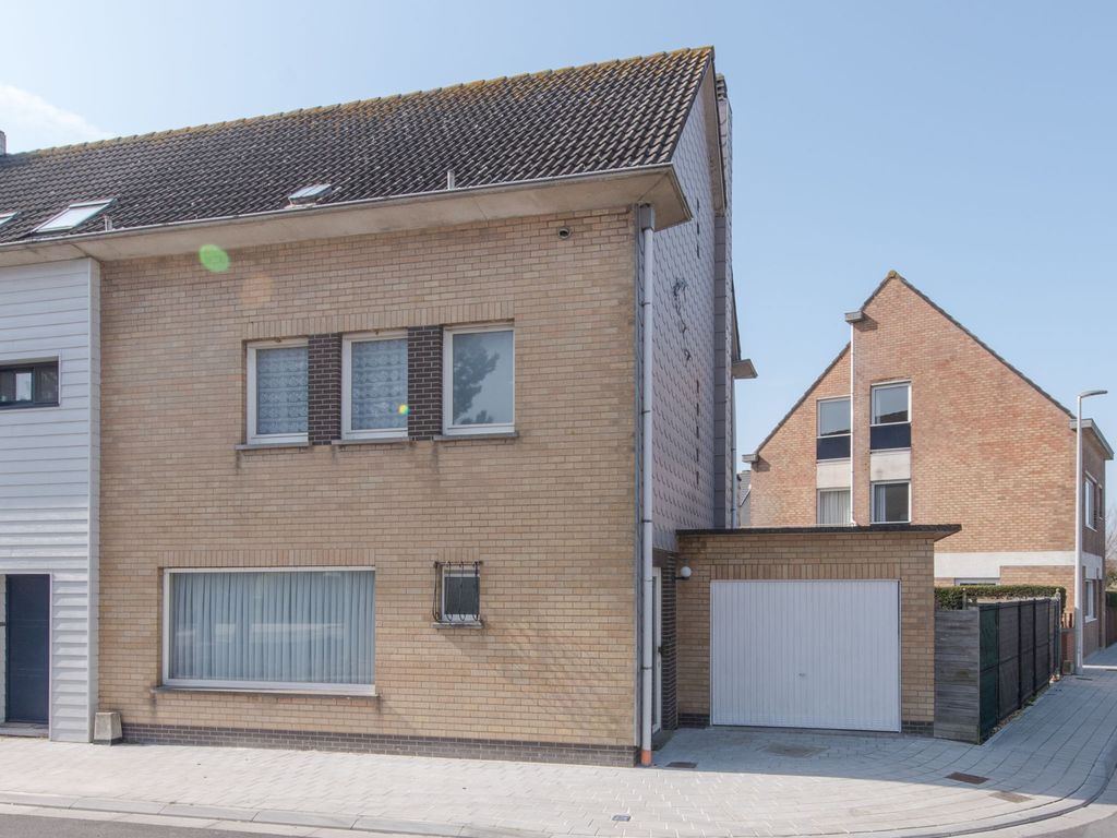 Ruiterlaan with parking