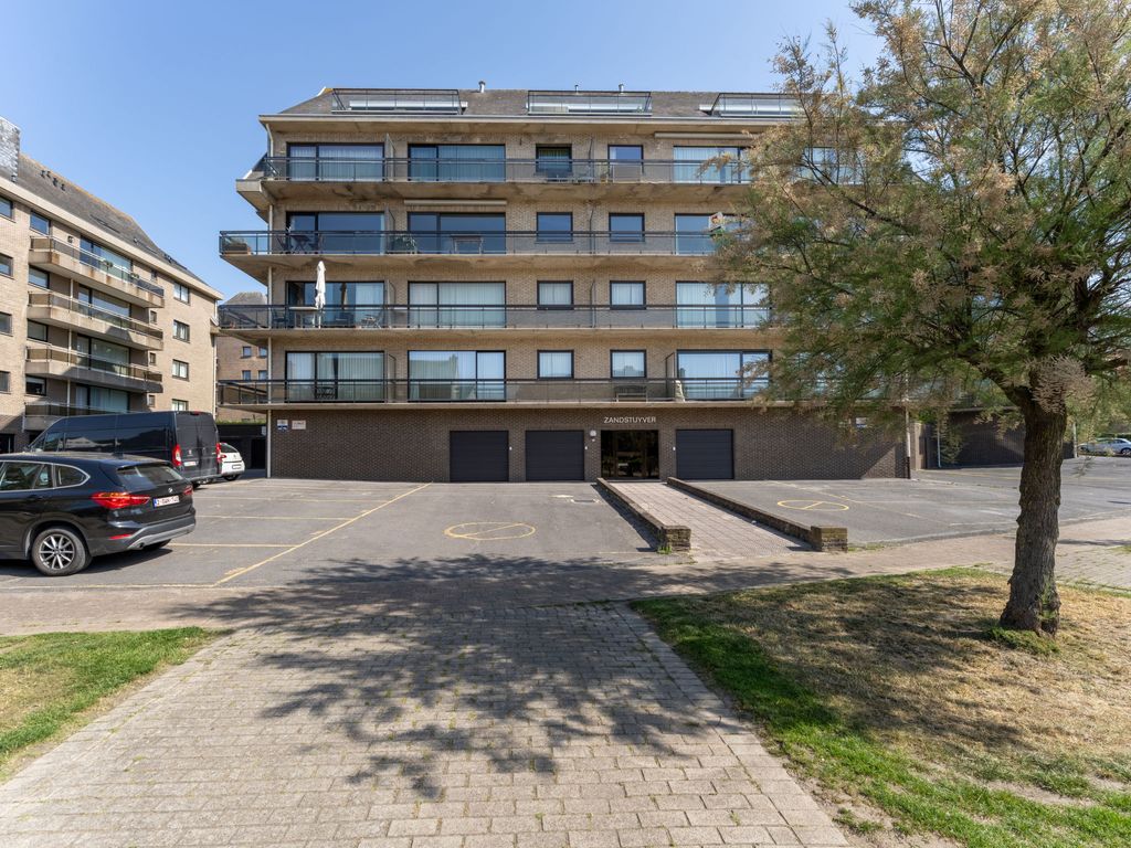 Zandstuyver close by the sea