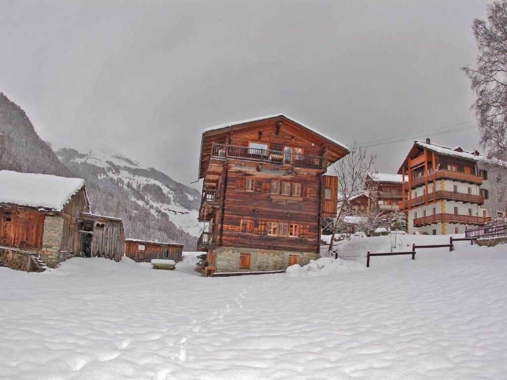 "Base Camp Evolène"