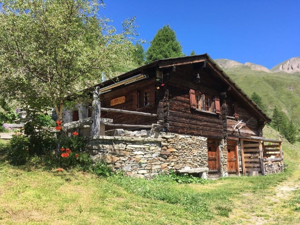 Alphütte Murmolta auf der Sonnenterrasse im Wallis