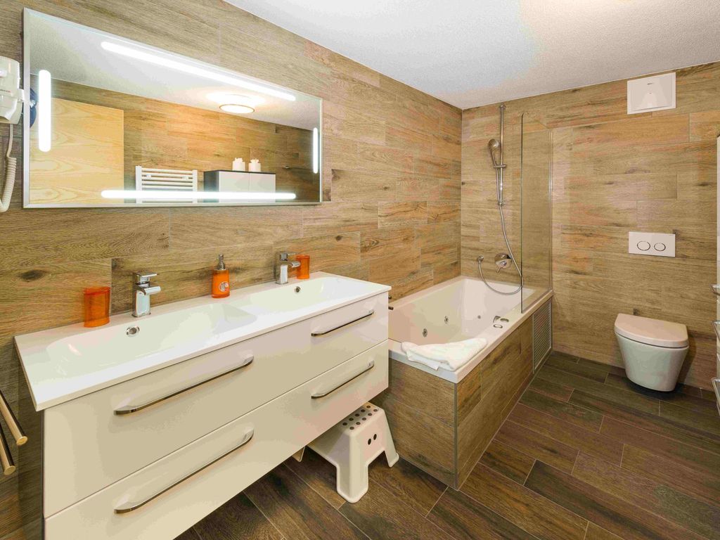 Ferienwohnungen Lunic, AZapartments.ch, B&B, (Grächen), 1057