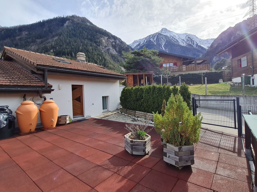 Chalet Haus (bei Einfahrt grosser Nussbaum )