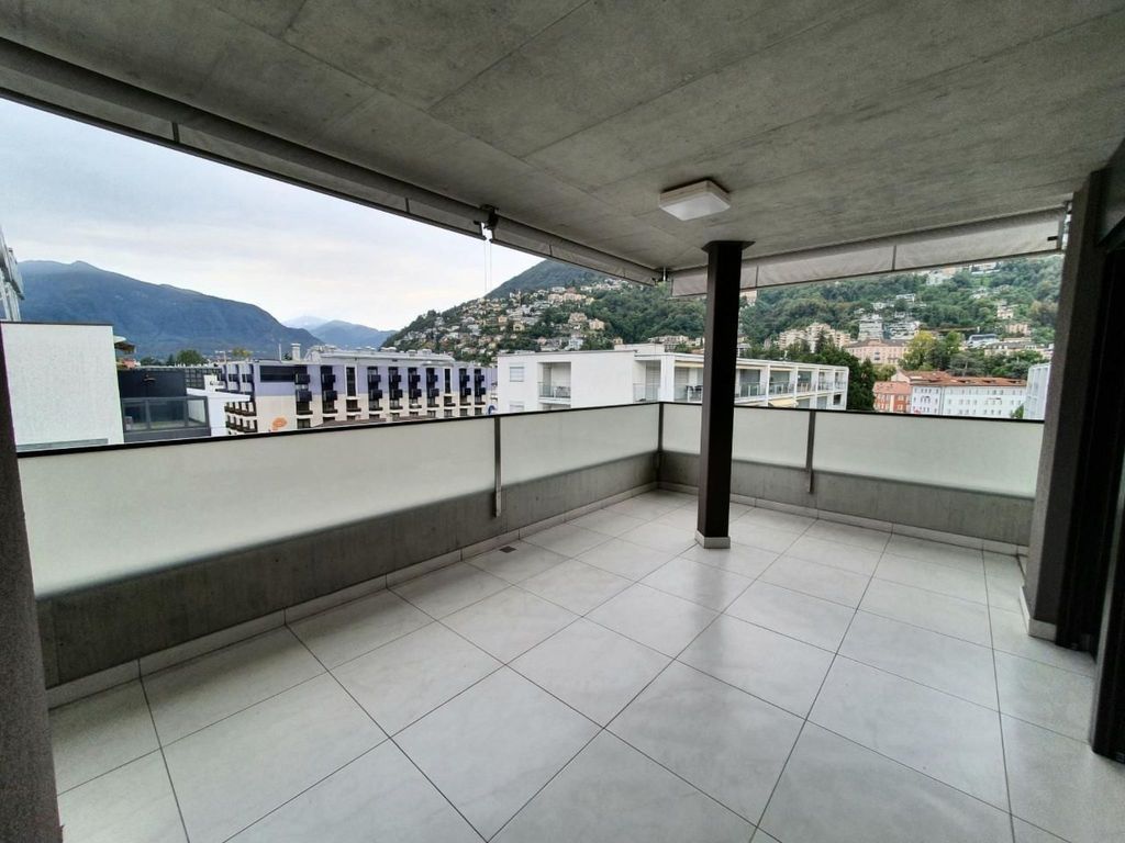 Lake View Penthouse 701