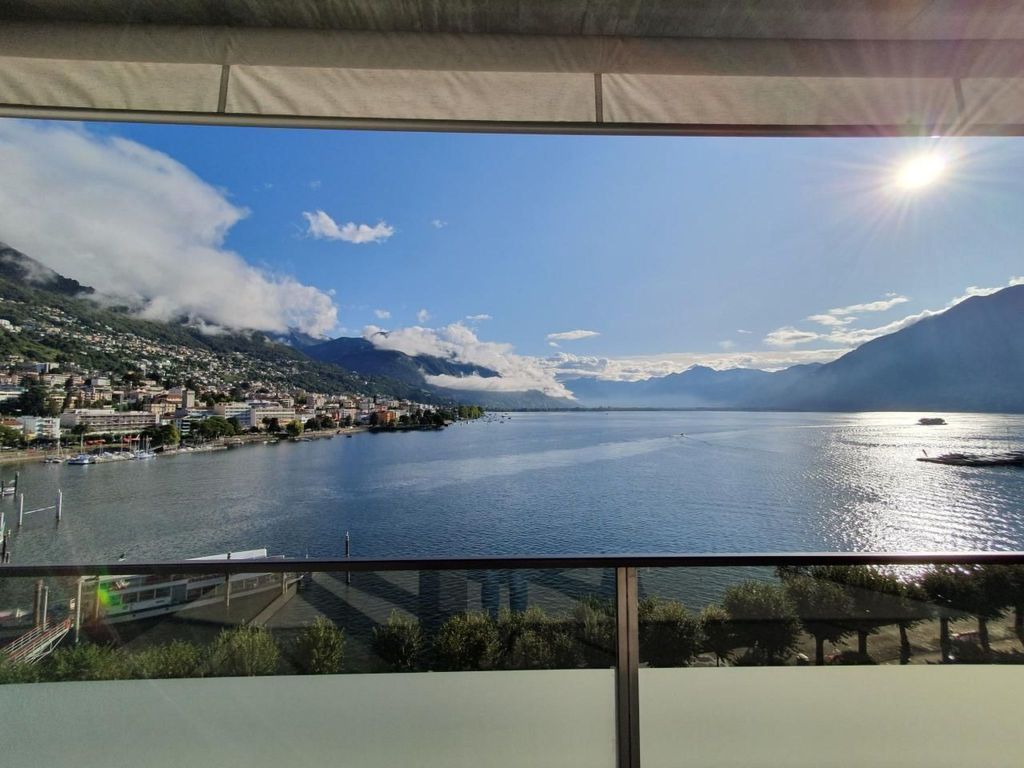 Lake View Penthouse 701
