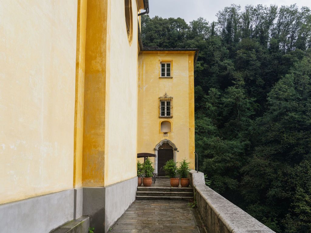 "Palazzo Branca" mit Blick auf den See.
