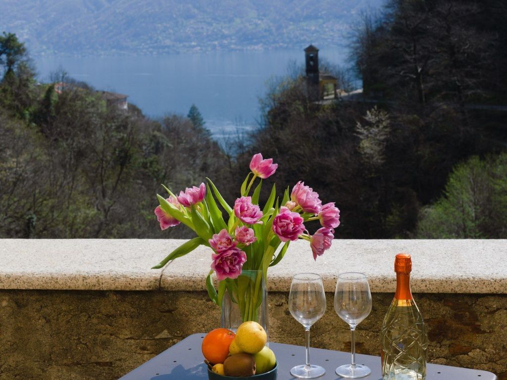 "Palazzo Branca" mit Blick auf den See.