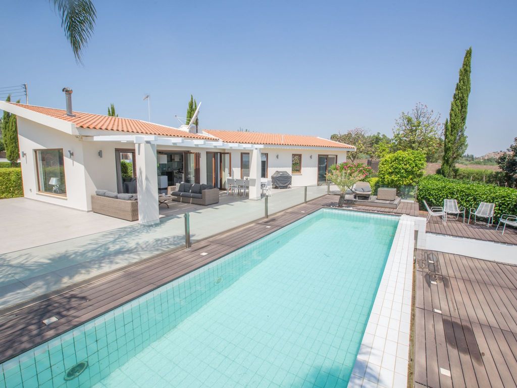 4-Schlafzimmer-Villa mit Pool im Zentrum von Protaras