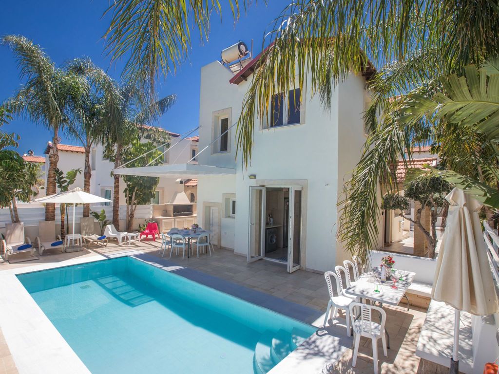 3-Schlafzimmer-Luxusvilla mit Pool und teilweise Meerblick