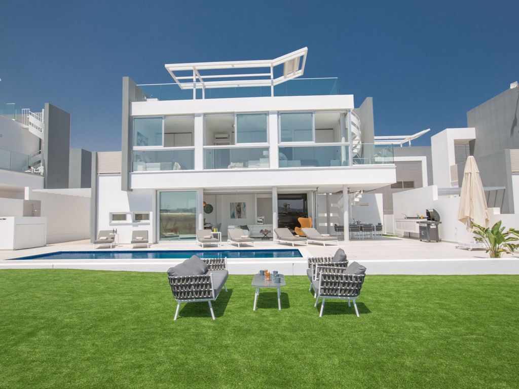 Haus in Pernera mit Bi-Fold Patio