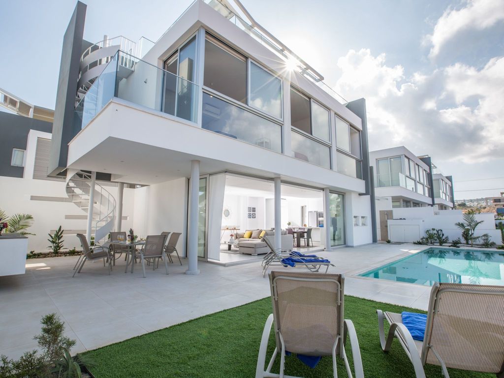3-Schlafzimmer-Villa mit Pool, Dachgarten, Meerblick