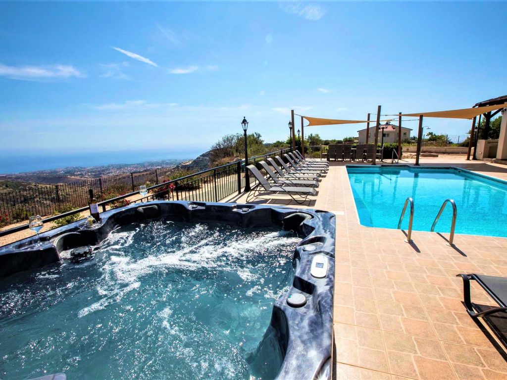Villa mit Blick auf die Berge und Whirlpool