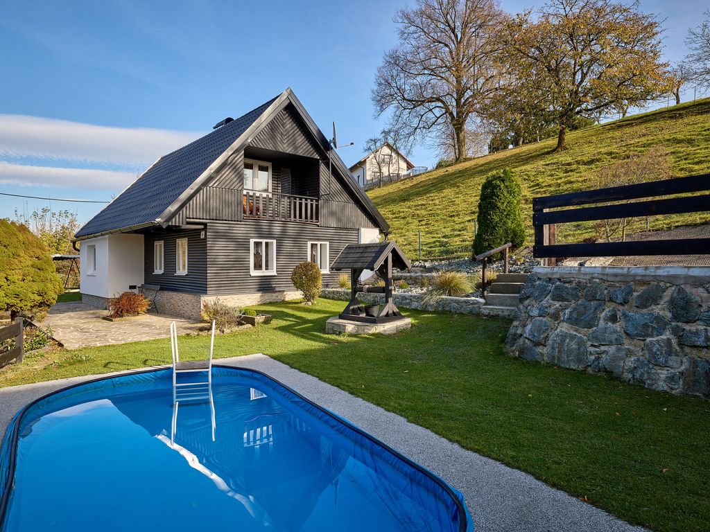 Leisure Lounge & Pool