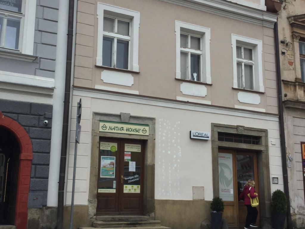 Wohnung auf einem eingezäunten Grundstück
