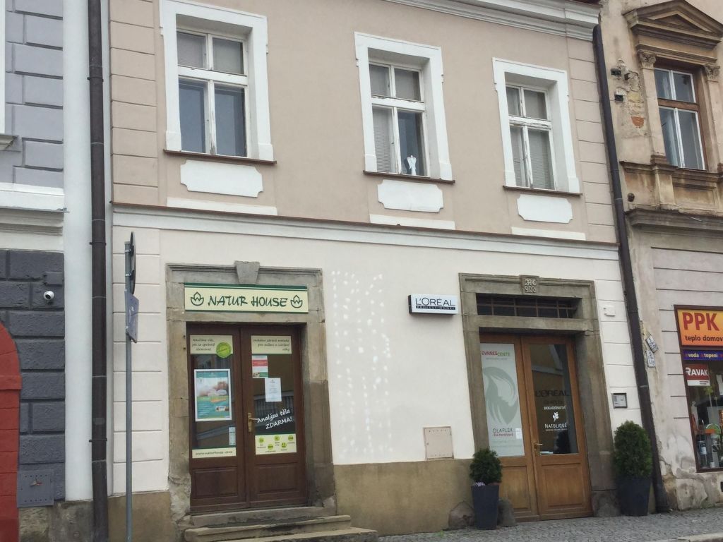 Wohnung auf einem eingezäunten Grundstück