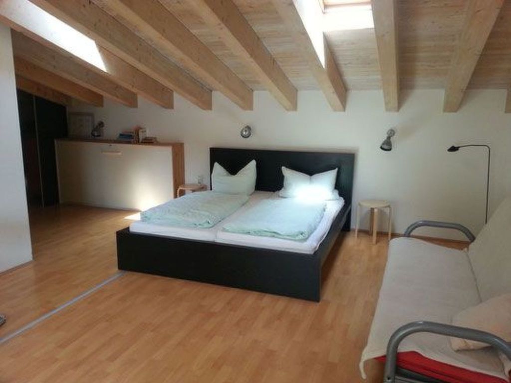 Moderne Studiowohnung im Obergeschoss mit Balkon