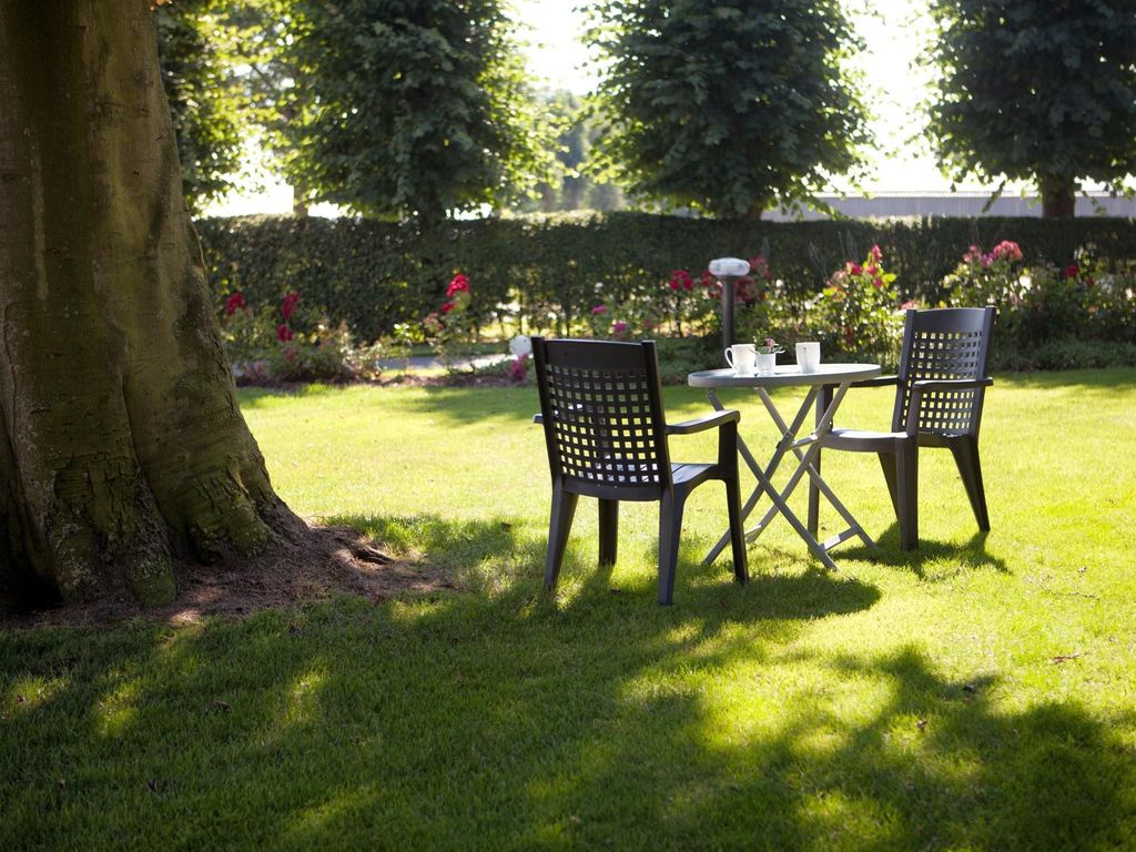 Modern eingerichtete Suite mit Terrasse