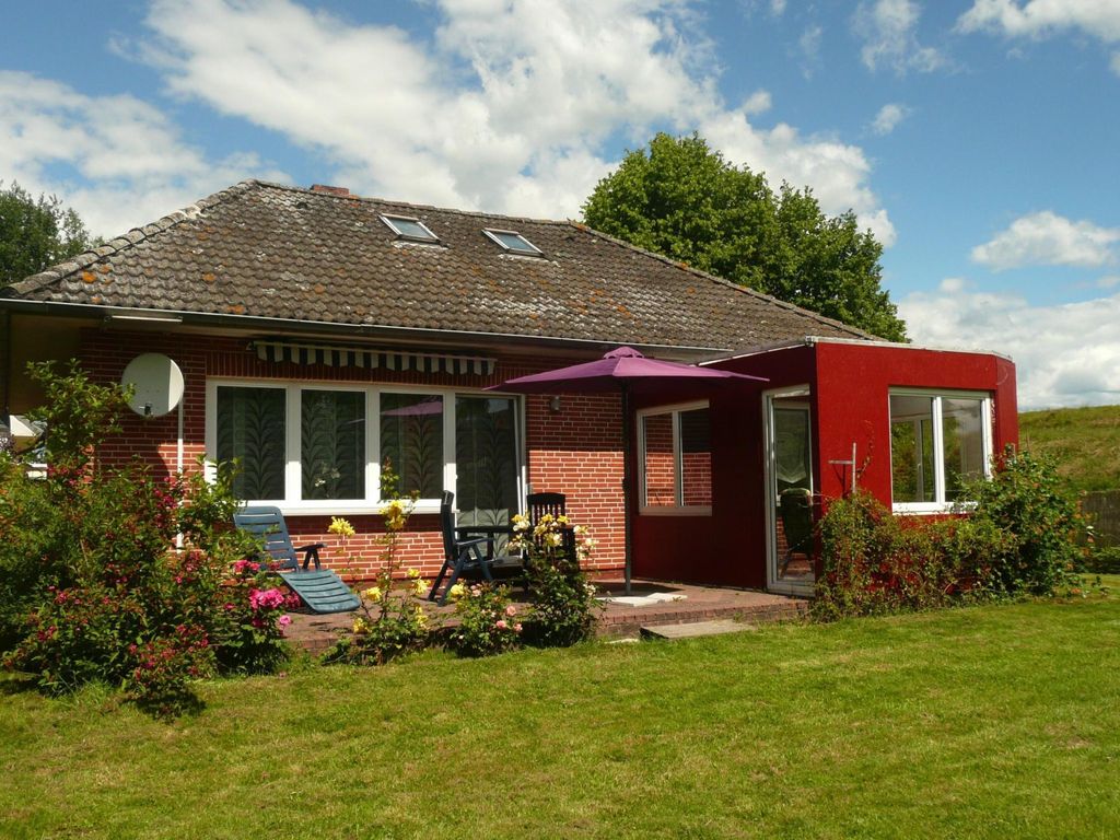 Gemütliches Ferienhaus am Deich mit Gartenzimmer