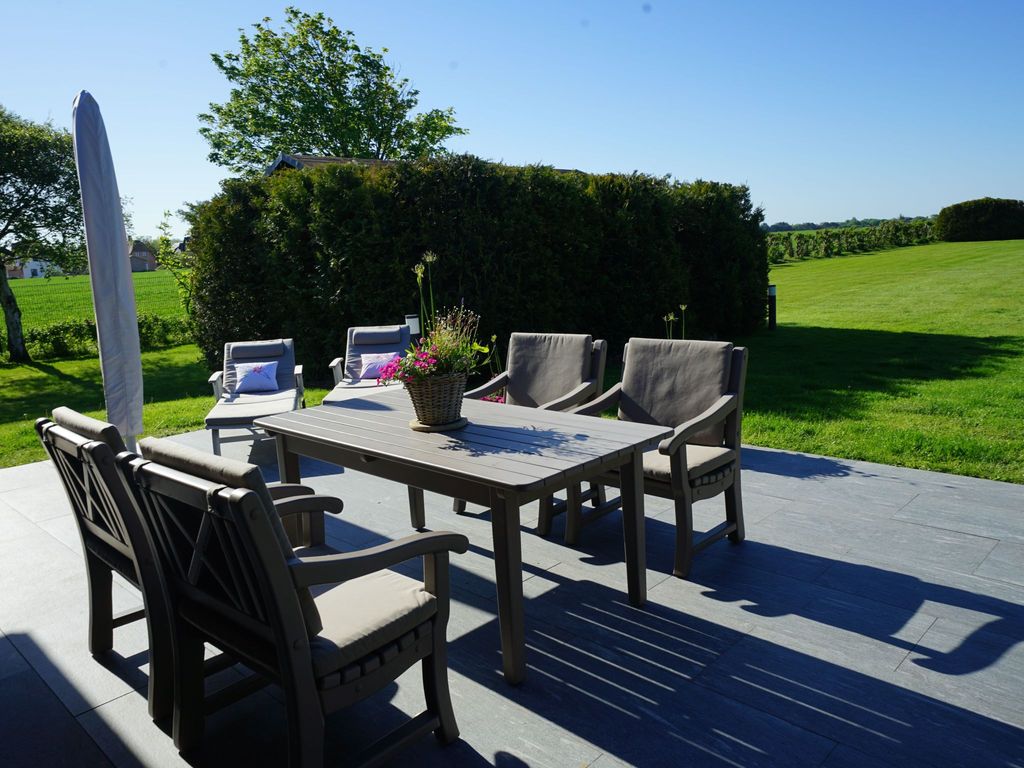 in Großmorsum mit Terrasse und Grill