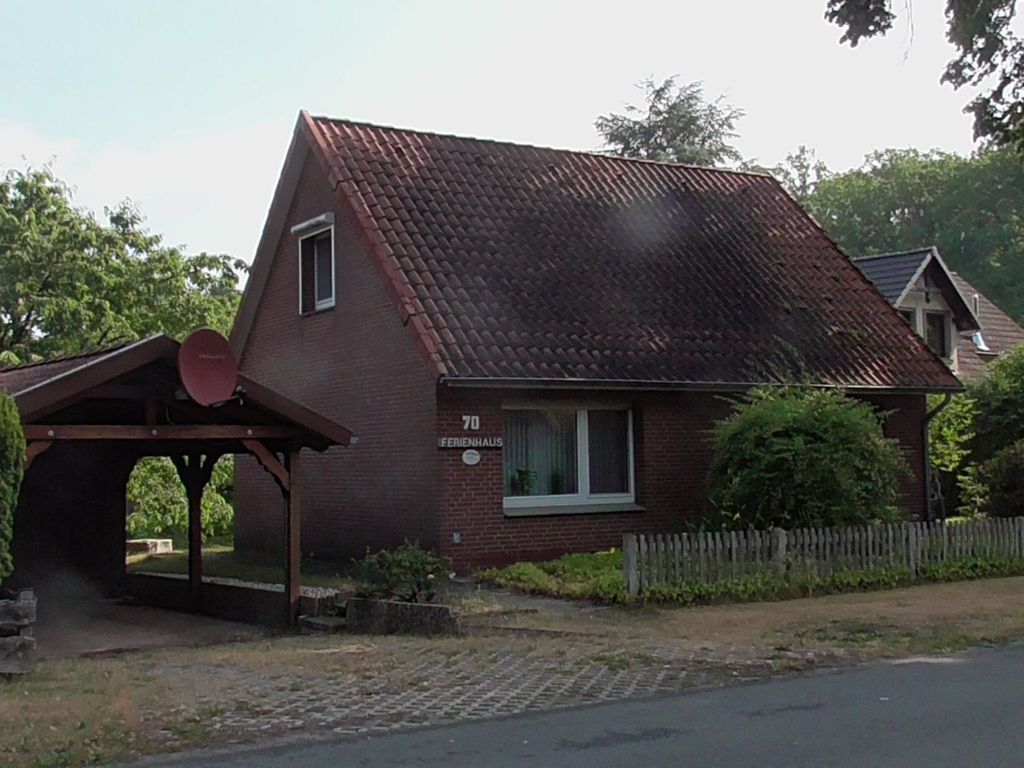 mit überdachter Terrasse und Carport