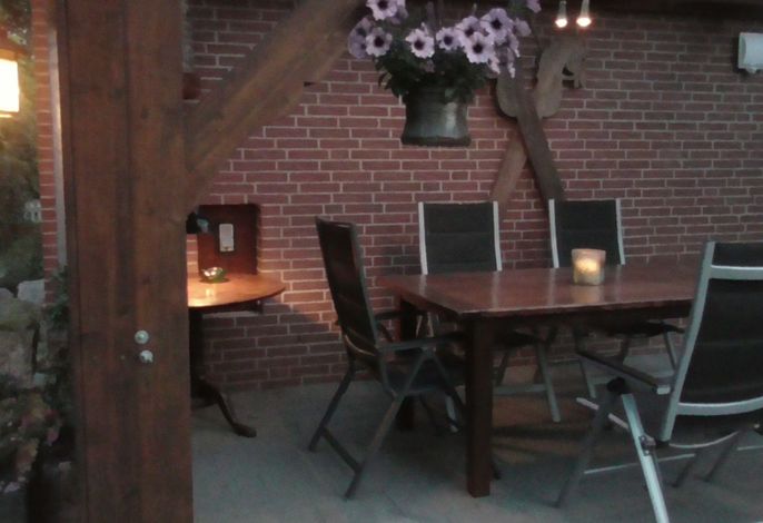 mit überdachter Terrasse und Carport – Foto 4