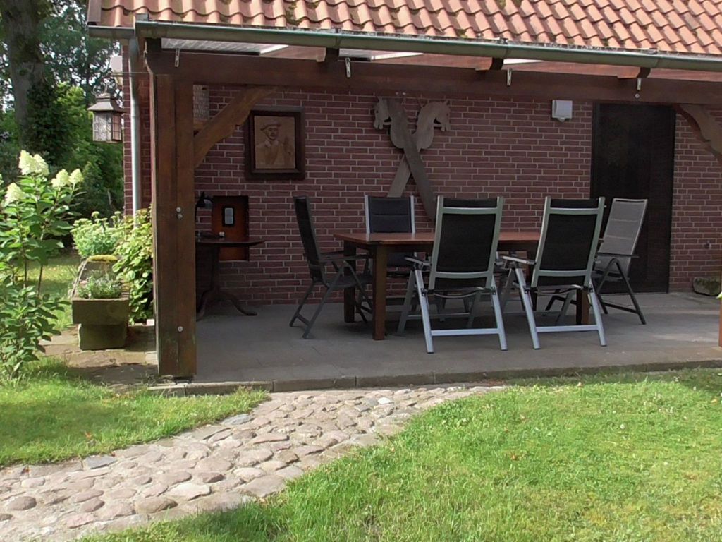 mit überdachter Terrasse und Carport